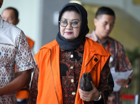 Plt Bupati Subang Imas Aryumningsih berjalan keluar seusai