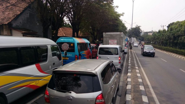 Jalur Arteri Bekasi Macet Akibat Kepadatan Tol Japek