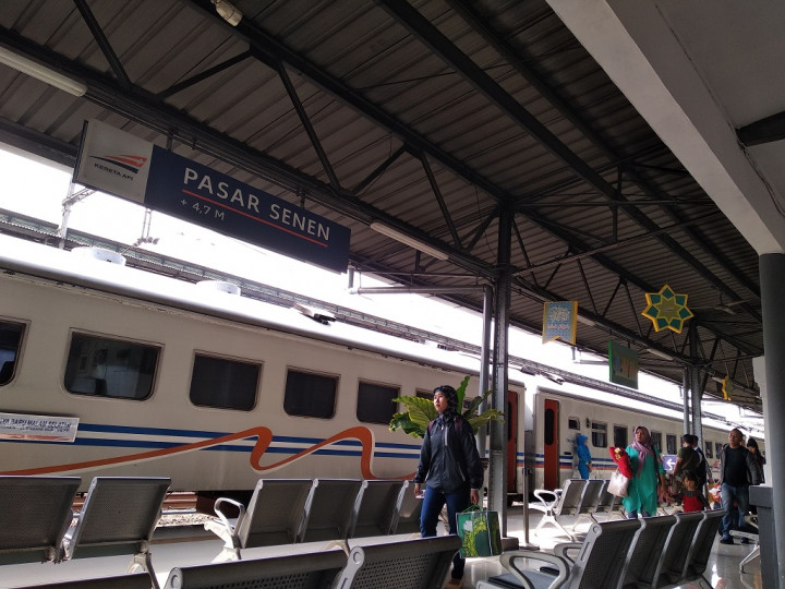 Pemudik di Stasiun Senen Terpantau Normal