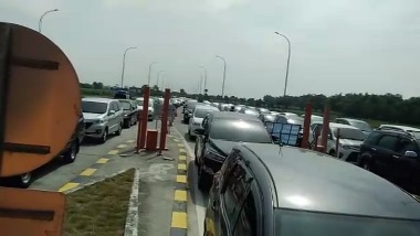 Antrian Kendaraan di Pintu tol Bandar Kedungmulyo (Nurul-Medcom.id)
