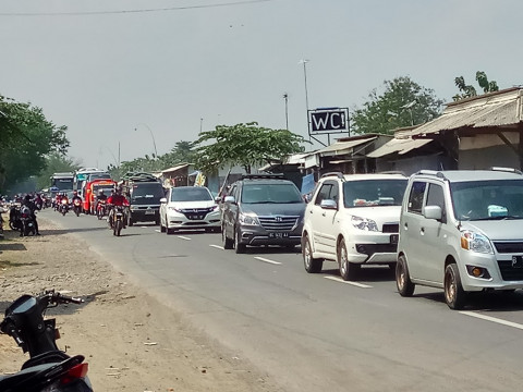 Kendaraan melintasi jalur mudik Pejagan-Margasari di Desa