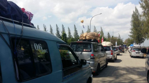 Kendaraan mengantre di rest area 207 Palikanci, Cirebon, Jawa