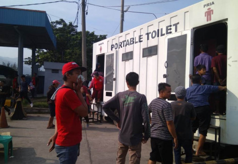 Pengguna toilet portable menutup hidup karena bau dari toilet