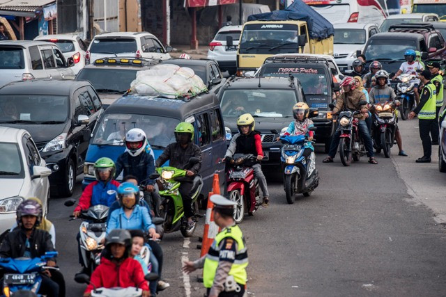Simpang Jomin Hingga Pantura Karawang Padat
