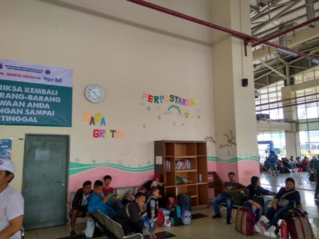Situasi ruang tunggu Terminal Pulogebang/Medcom.id/Damar Iradat