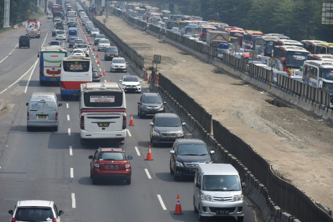 Pengendara mobil melintas di jalur contra flow ke arah Cikampek