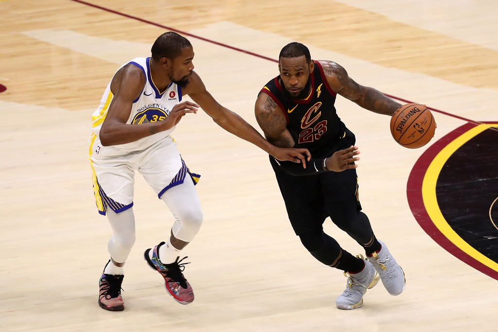 Kevin Durant (kiri) dan LeBron James (Foto: AFP / Gregory Shamu)