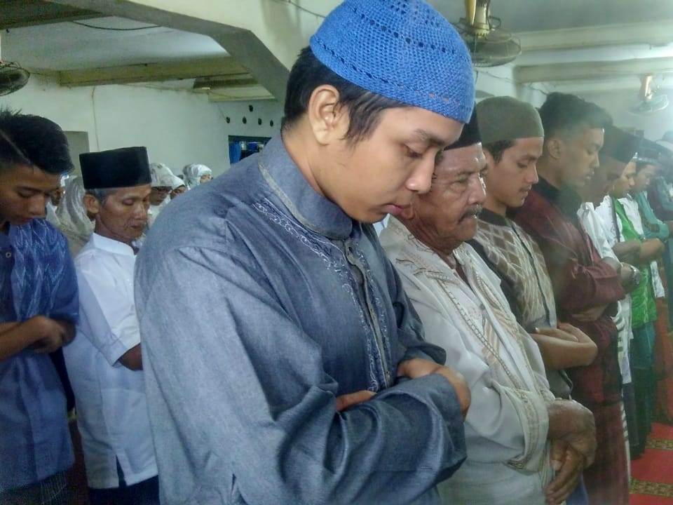 atusan umat jemaah Tarekat Naqsabandiyah Sumatera Barat melaksanakan salat Id 1 Syawal 1439 Hijriyah yang dipusatkan di Padang, Rabu, 13 Juni 2018. Medcom.id/Alex Rajes