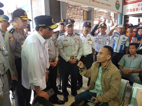 Engkus saat bercerita perjalanan mudiknya ke Menhub di Terminal