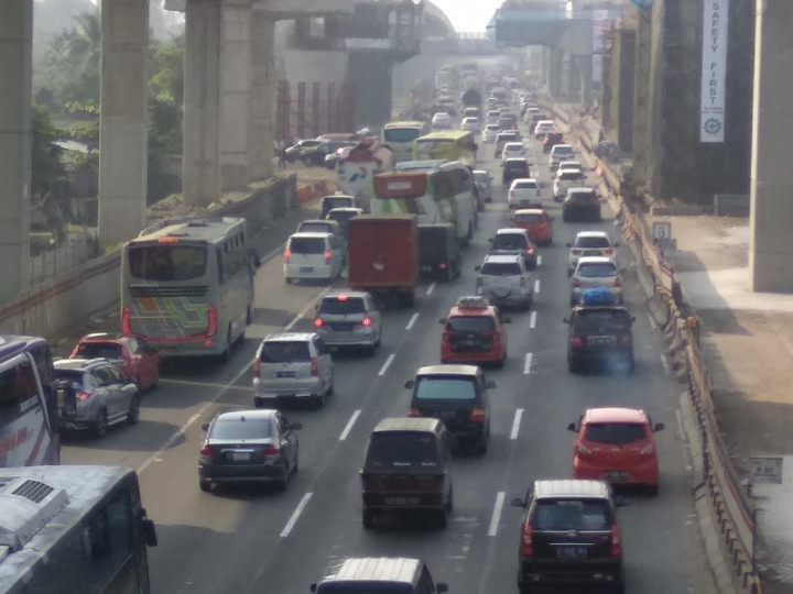 Macet, Volume Kendaraan Lewat GT Cikarut Menurun
