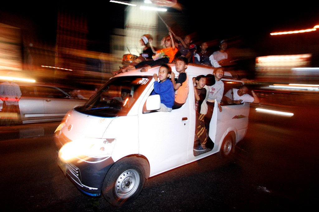 Ilustrasi. Sejumlah remaja naik ke atas mobil saat konvoi untuk merayakan malam takbiran pada 2012 lalu. (MI	IMMANUEL ANTONIUS)