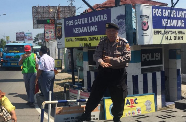 Joget Syantik Kapolsek Tutu Hibur Pemudik Jalur Pantura