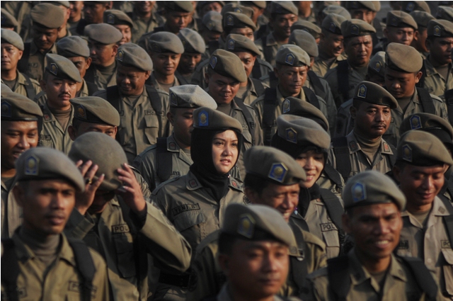 Satpol PP Tertibkan Spanduk Liar Jelang Idulfitri