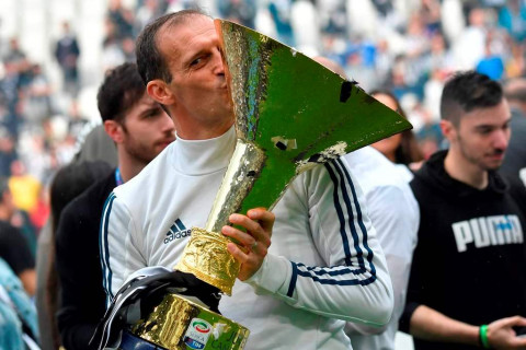 Massimiliano Allegri berpose dengan trofi Serie A Italia