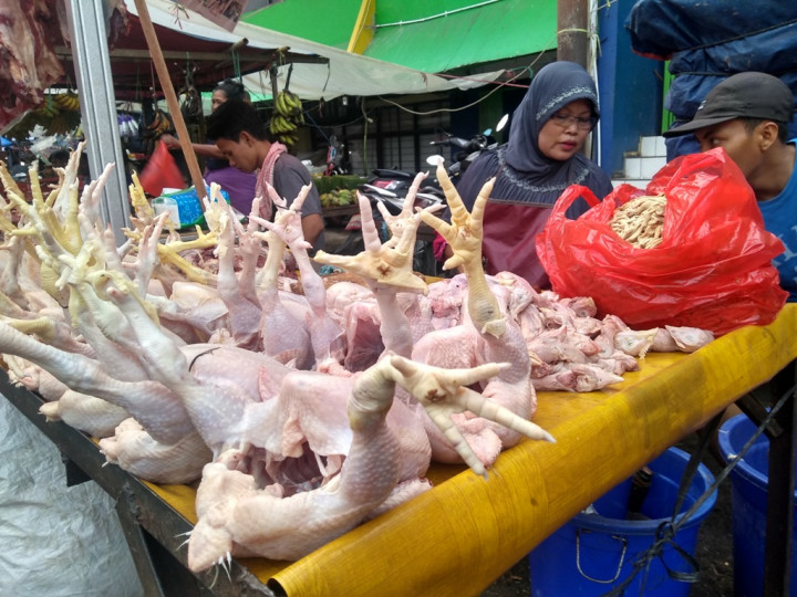 Pedagang Mengeluh Akibat Harga Daging Ayam Naik