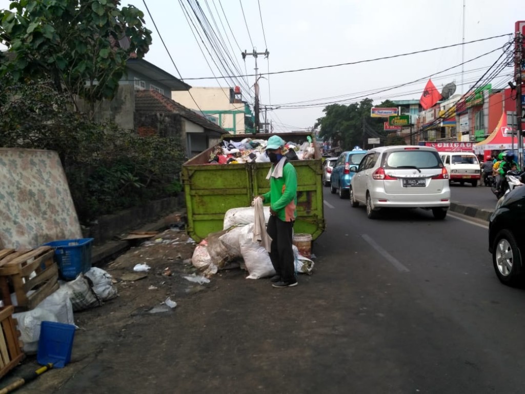 Petugas mengangkut sampah dari Amrol di pasar Ciputat,  Kamis 14 Juni 2018. (Foto: Farhan D)