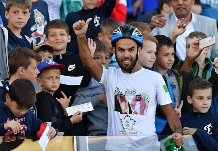 Bersepeda dari Riyadh Menuju Moskow demi Tim Kesayangan