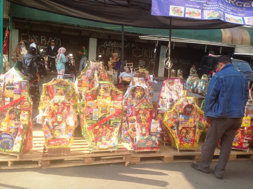 Pedagang parsel di Cikini mengalami penurunan omzet. (FOTO: Medcom.id/Desi Angriani)