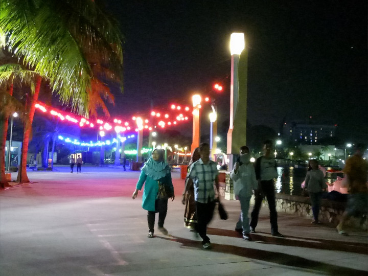 Puasa tak Menyurutkan Niat Warga Liburan ke Ancol