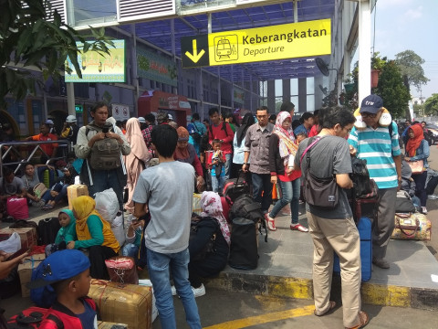 Pemudik menunggu masuk peron untuk keberangkatan pada H-1