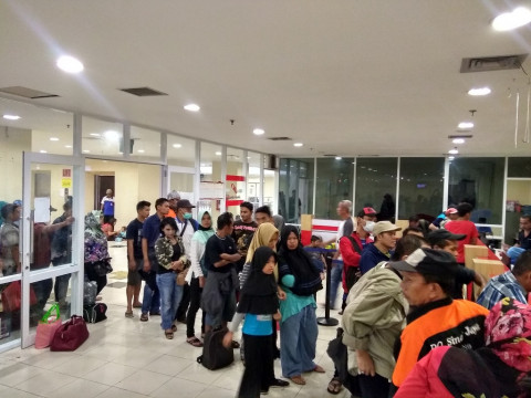 Pemudik memadati Terminal Pulo Gebang - Medcom.id/Damar Iradat.