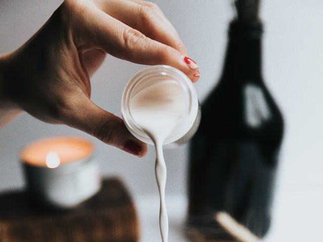 Sebelum menyantap semua hidangan tersebut, alangkah baiknya Anda mengetahui kandungan santan. (Foto: Nathan Dumlao/Unsplash.com)