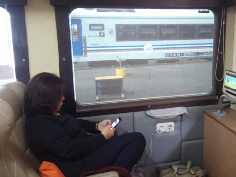 Suasana di dalam kereta api wisata priority. Medcom.id/Daviq