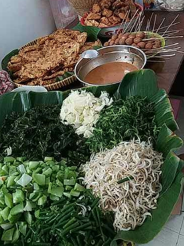 Nasi pecel, kuliner khas daerah Jawa Timur yang banyak di