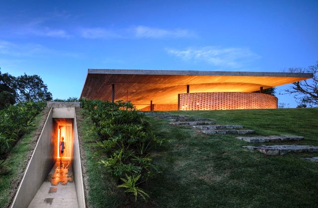 Lapangan hijau di atap rumah