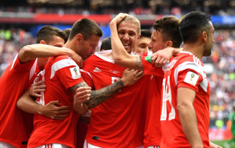 Para pemain Rusia merayakan gol Yury Gazinkskiy (tengah) (Foto: