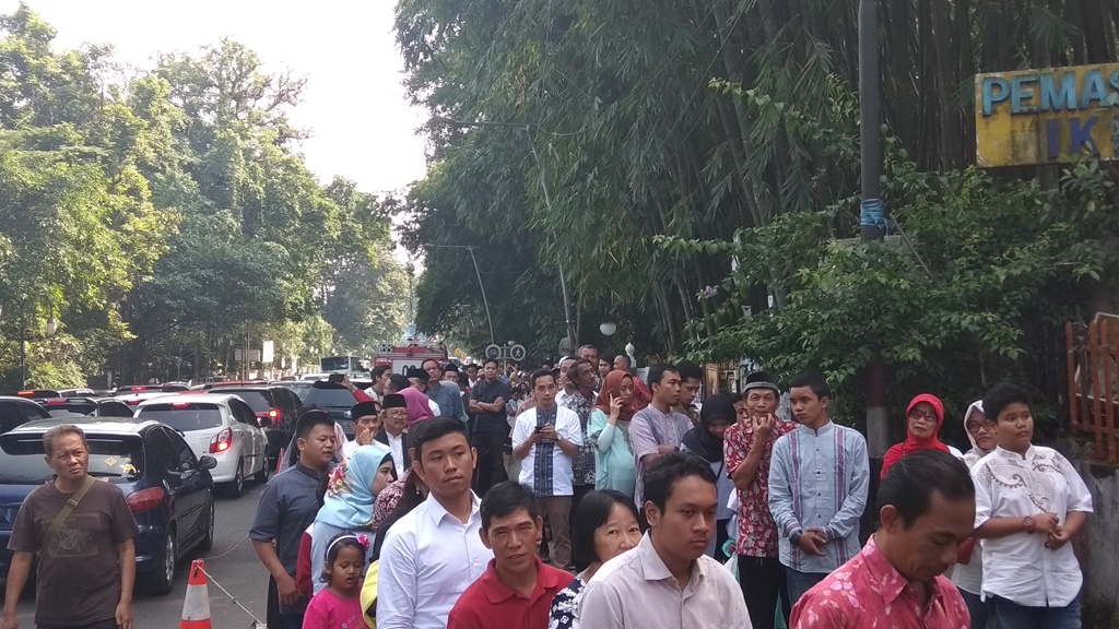 Antrean warga di Pintu 2 Istana Bogor, untuk mengikuti open house Presiden Joko Widodo. (Foto: Rizki D)