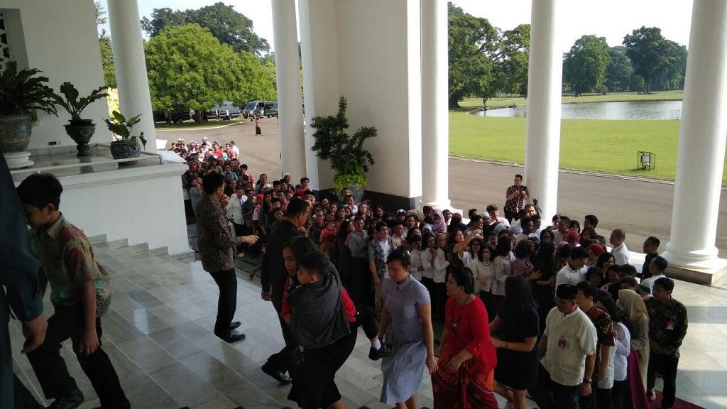 Msyarakat menhadiri open house Presiden Joko Widodo di Istana Kepresidenan Bogor, Jawa Barat - Medcom.id/Juven Martua Sitompul. 