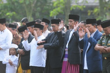 Presiden Joko Widodo bersama para sejumlah menteri menjalankan salat Idulfitri 1439 H di Bogor. (Foto: R Dewantara)