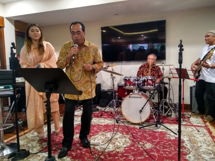 Menhub Hibur dengan Lagu Lawas saat Silaturahmi