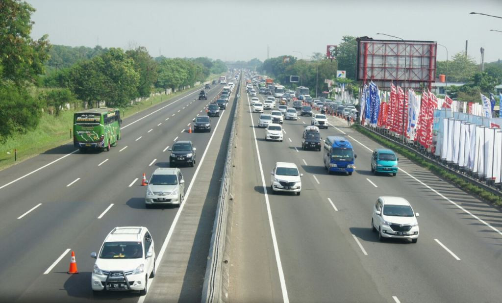 Contra Flow di Tol Jakarta-Cikampek, Jabar. (MI/Cikwan)
