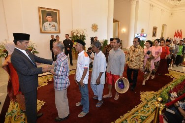 Petani Sukabumi Berjalan Kaki Demi Silaturahmi dengan Jokowi