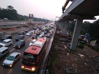 Lebaran, Kendaraan Mengular di Tol Japek