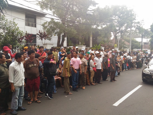 Warga Rela Antre untuk Bertemu Wapres Jusuf Kalla