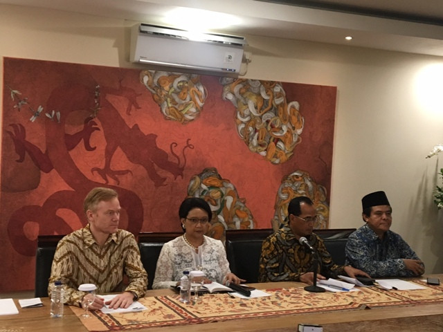 Konfrensi pers soal pencabutan larangan maskapai Indonesia oleh Dubes Uni Eropa untuk Indonesia Vincent Guerend (kiri), Menlu Retno Marsudi (tengah), dan Menhub Budi Karya Sumadi (kanan). Foto: Medcom.id/Sonya Michaella