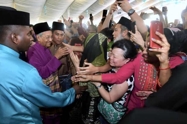 Warga berebut untuk bersalaman dengan PM Mahathir Mohamad. (Foto: The Star)