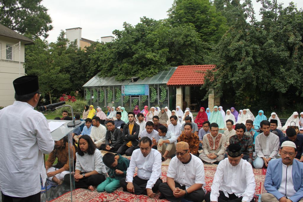 Salat Id di halaman belakang Wisma Dubes RI di Hongaria. (Foto: Dok. KBRI Budapest)