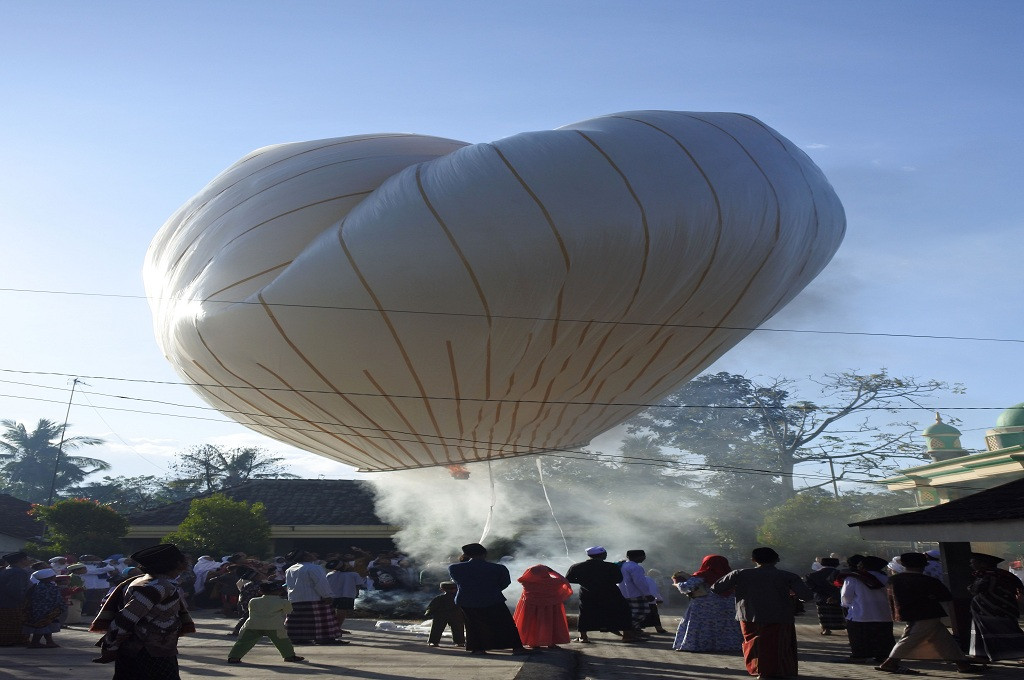 Warga di Purwoharjo, Banyuwangi, melepas balon udara untuk memeriahkan Idulfitri 1439 Hijriah, Ant - Seno