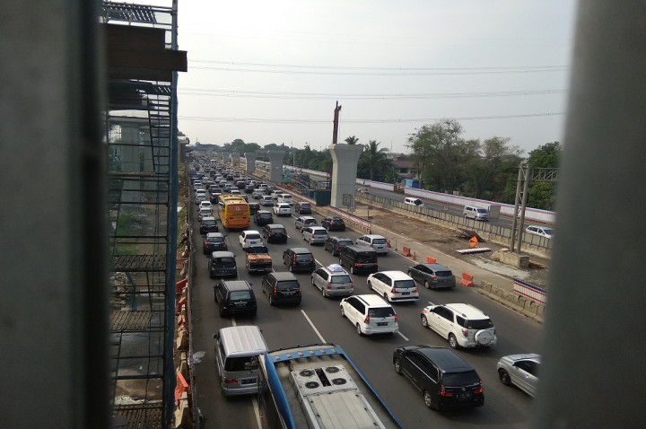 Pembangunan Japek Elevated Akibatkan Kemacetan di Tol Jakarta-Cikampek