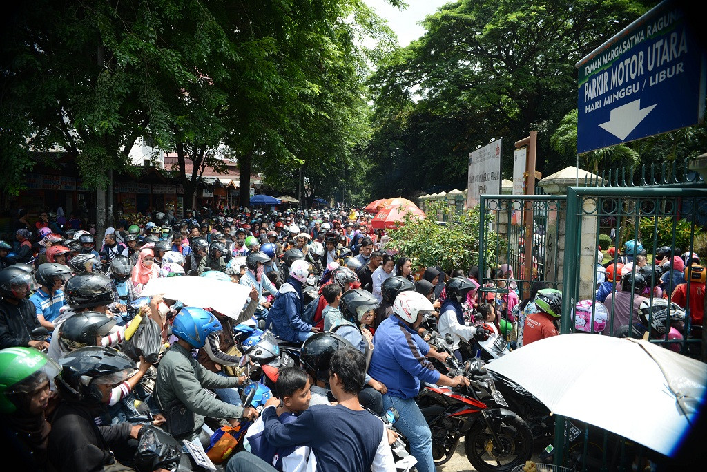 Pengunjung yang akan masuk Kebun Binatang Ragunan - MI/Mohamad Irfan. 