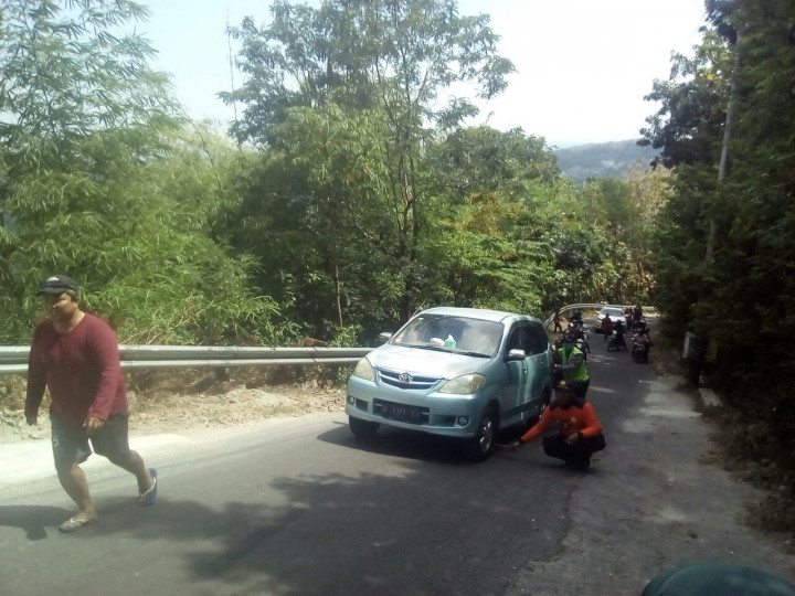 Puluhan Kendaraan Terjebak di Jalur Rawan Kecelakaan