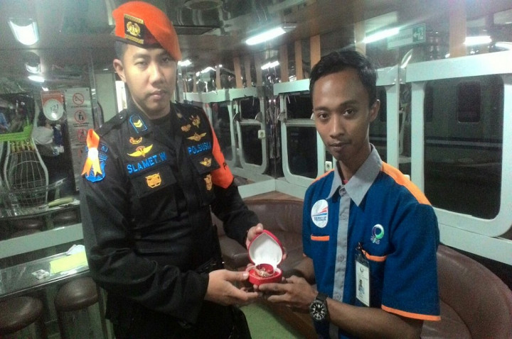 Kotak Berisi Perhiasan Emas Ditemukan di Dalam Kereta