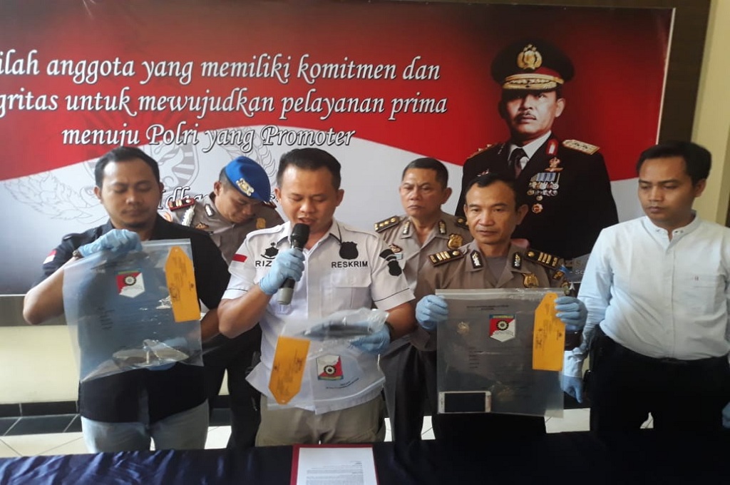 Polisi menunjukan barang bukti pembegalan di Bekasi, Senin, 18 Juni 2018, Medcom.id - Antonio