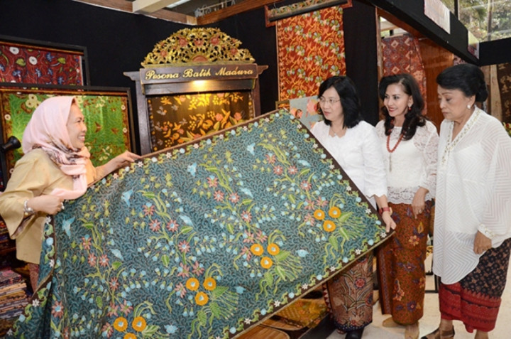 IKM Batik RI Tebar Pesona di Kota Eiffel