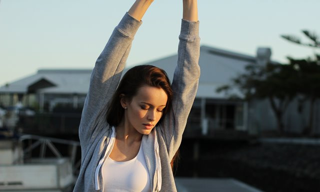 Menggunakan baju yang basah terlalu lama akibat keringat dapat memberikan dampak buruk bagi kesehatan Anda. (Foto: Christopher Campbell/Unsplash.com)