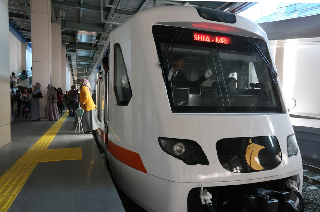 Penumpang yang menggunakan Kereta Bandara Soekarno-Hatta tiba di Stasiun Sudirman Baru (BNI City) Jakarta (MI/RAMDANI)